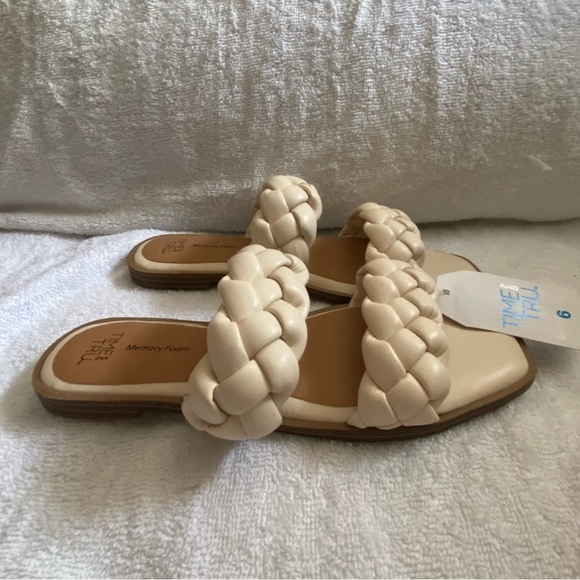 Time And Tru‎ Shoes Sandals Women’s Size 6 Cream Color Slip On Open Toe NEW - Picture 1 of 10